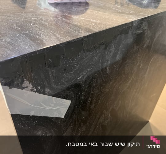 שיש שחור עם דוגמת עורקים לבנים